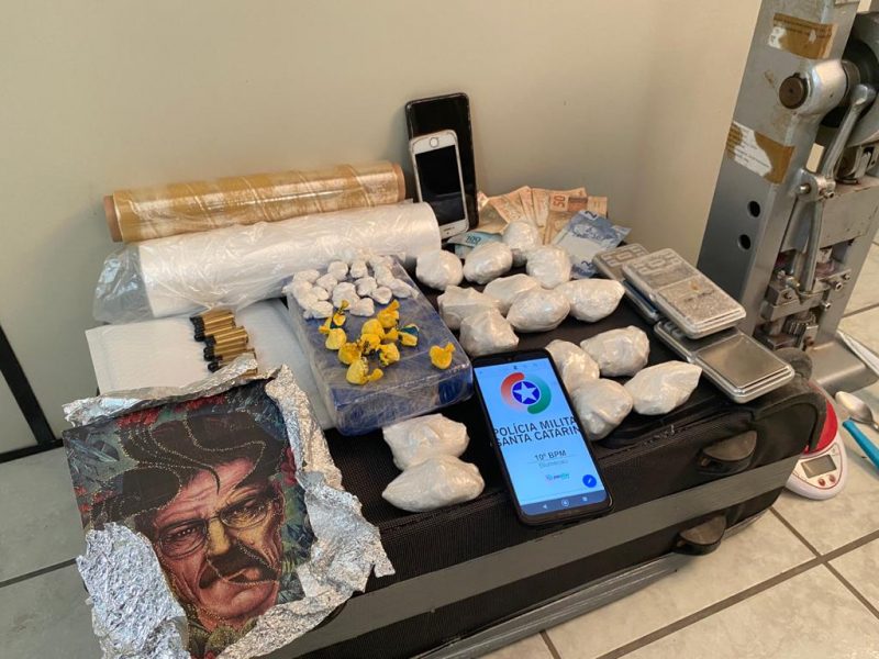 Traficante foi flagrado quando chegava em casa em Blumenau – Foto: Divulga&ccedil;&atilde;o/Pol&iacute;cia Militar