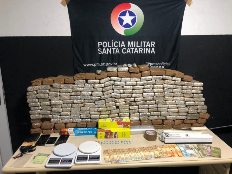 Dois homens foram presos e 101 Kg de maconha foram encontrados em casa em Itaja&iacute; – Foto: PMSC/Divulga&ccedil;&atilde;o