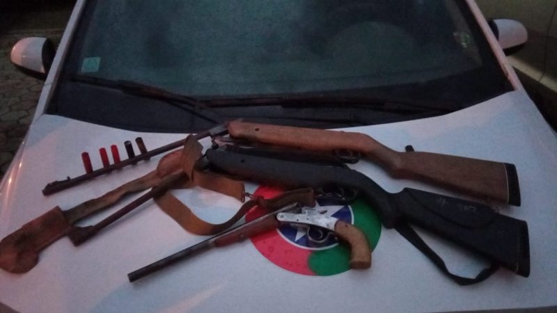 Armas usadas no assalto foram apreendidas – Foto: Polícia Militar/Divulgação