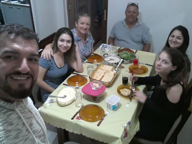Gilberto ao lado da família antes de pegar Covid-19 em Chapecó