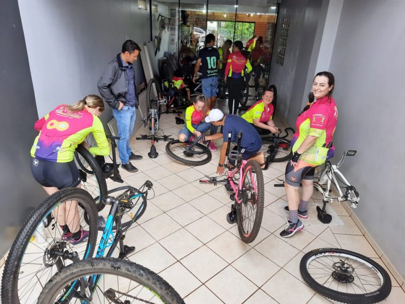 Parte das integrantes participaram de um curso de mec&acirc;nica b&aacute;sica para bicicletas. – Foto: Arquivo Pessoal/ND
