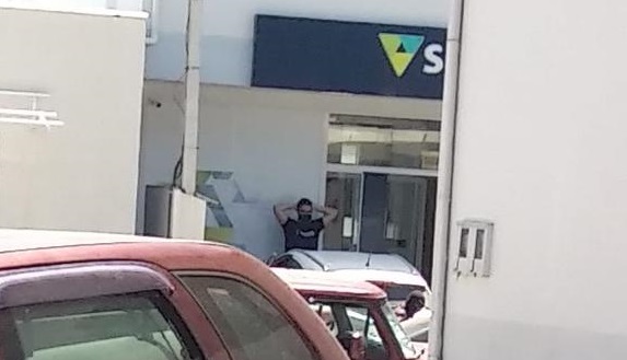 Assaltantes fizeram ref&eacute;ns e fugiram do local levando duas pessoas – Foto: Reprodu&ccedil;&atilde;o/Redes sociais