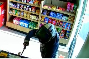 C&acirc;mera de seguran&ccedil;a mostra um dos criminosos armado – Foto: C&acirc;mera de seguran&ccedil;a/Reprodu&ccedil;&atilde;o