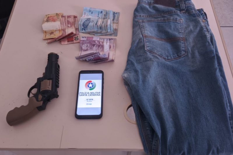 Homem suspeito de praticar s&eacute;rie de roubos &eacute; preso em Brusque – Foto: Divulga&ccedil;&atilde;o / PM Brusque
