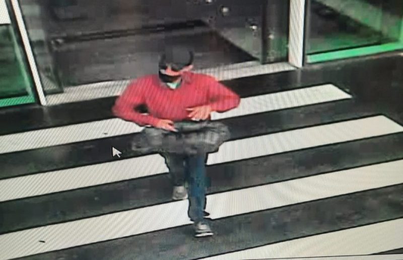 Criminosos fugiram em um carro depois do assalto