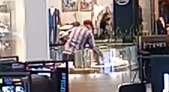 V&iacute;deo mostra homem recolhendo itens de joalheria em shopping de Joinville – Foto: Divulga&ccedil;&atilde;o/ND