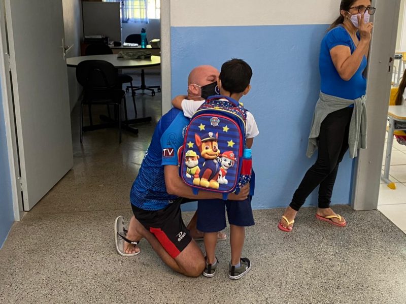 Pai se despede do filho no retorno às aulas em Blumenau