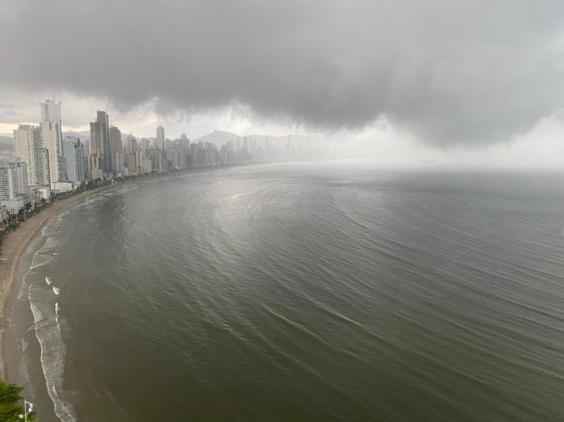 Ciclone se aproxima de Santa Catarina com ventos fortes e chuva