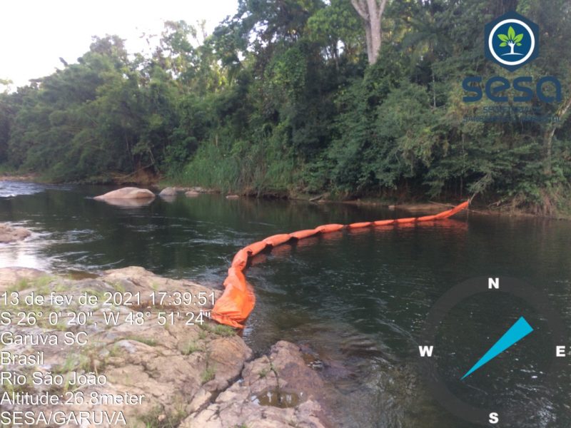 Barreiras de conten&ccedil;&atilde;o foram instaladas para evitar o espalhamento do produto t&oacute;xico – Foto: Prefeitura de Garuva/ND