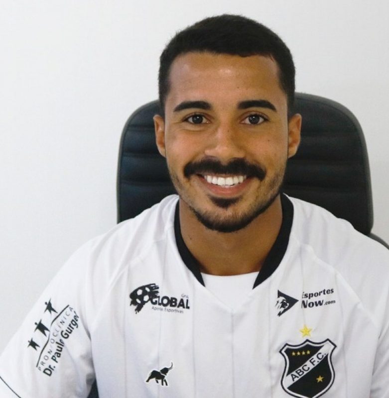 Volante Fabr&iacute;cio Bigode foi o mais novo refor&ccedil;o do alvinegro; passagem pelo ABC-RN, a &uacute;ltima do atleta como profissional – Foto: ABC/divulga&ccedil;&atilde;o