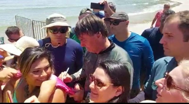 Bolsonaro dando aut&oacute;grafos em praia de S&atilde;o Francisco do Sul – Foto: Fabio Santos/Divulga&ccedil;&atilde;o/ND