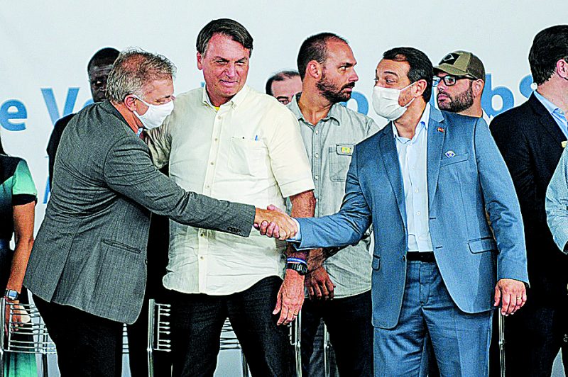 Prefeito de Florian&oacute;polis, Gean Loureiro, cumprimenta o governador Carlos Mois&eacute;s diante de Jair Bolsonaro, que recebeu afagos dos dois durante a r&aacute;pida passagem por Santa Catarina nesta quinta-feira (4) &ldquo;O que nos afasta &eacute; menor do que os pontos que nos unem&rdquo;, disse Mois&eacute;s ao presidente. Gean, em entrevista depois do evento, elogiou o apoio financeiro do Planalto na pandemia. &ldquo;Em que pesem todas as discuss&otilde;es sobre posi&ccedil;&otilde;es e comportamentos, o presidente n&atilde;o deixou de disponibilizar recursos, com crit&eacute;rios para enfrentamento da pandemia&rdquo;, disse – Foto: L&eacute;o Munhoz/ND
