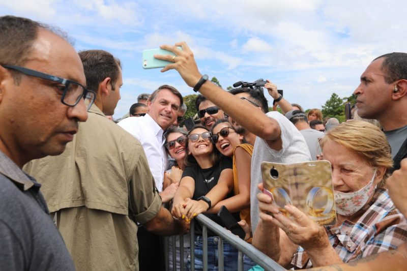 Aos gritos de “mito”, Bolsonaro foi ovacionado por apoiadores que foram recepcioná-lo na chegada a São Francisco do Sul – Foto: Prefeitura SFS/Divulgação