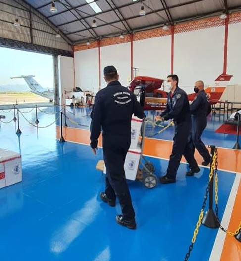 Vacinas da CoronaVac foram enviadas ao Oeste de Santa Catarina pela aeronave do Corpo de Bombeiros &#8211; Foto: Corpo de Bombeiros/Divulgação/ND