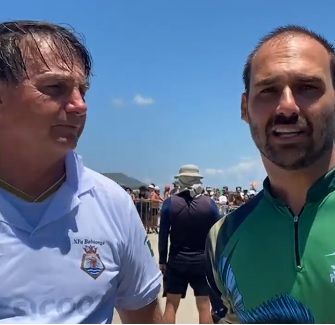 Bolsonaro e o filho Eduardo na praia