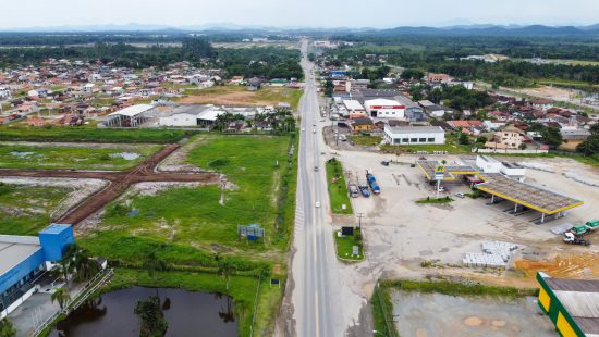 Criança de 7 anos fica ferida após colisão frontal sobre ponte em