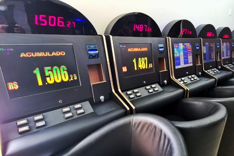 Idosos s&atilde;o flagrados em cassino clandestino em Blumenau – Foto: Divulga&ccedil;&atilde;o/PM Blumenau