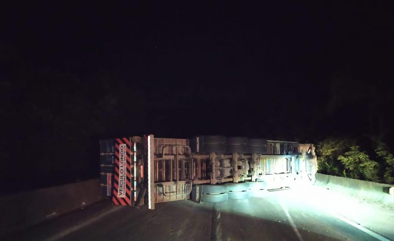 Caminh&atilde;o tombou durante a madrugada na rodovia – Foto: PRF/Divulga&ccedil;&atilde;o/ND
