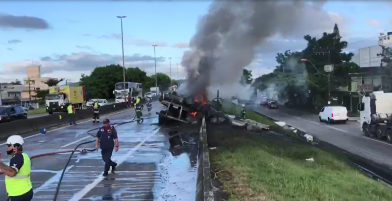 Carreta estava carregada de madeiras e pinos – Foto: Reprodu&ccedil;&atilde;o