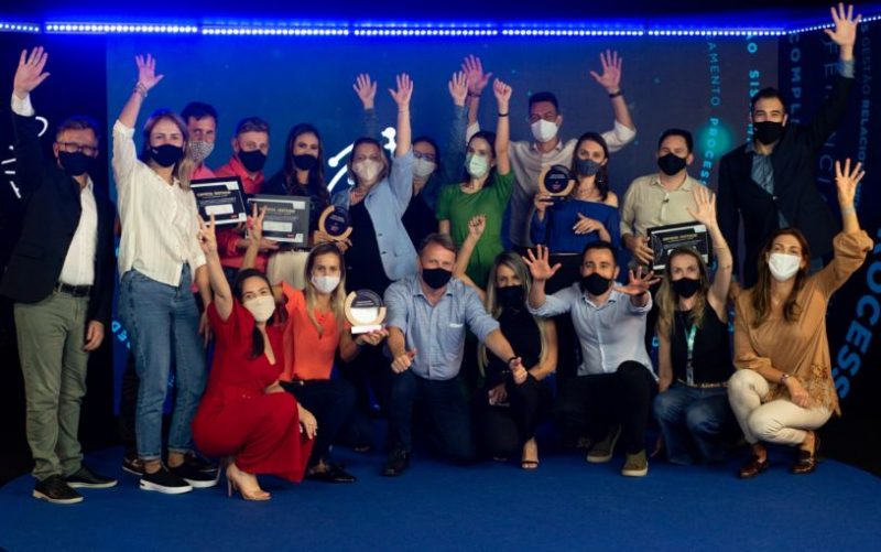 Colaboradores comemoram encerramento da edição