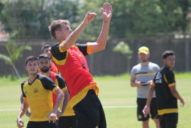 Zagueiro Alemão sobe para cabecear bola durante treino do Criciúma