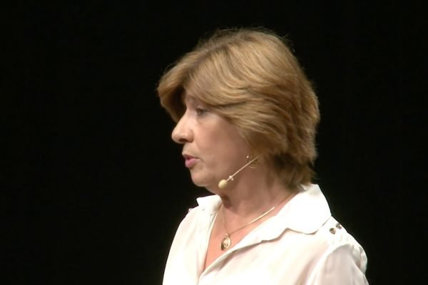 Epidemiologista Carla Domingues em palestra