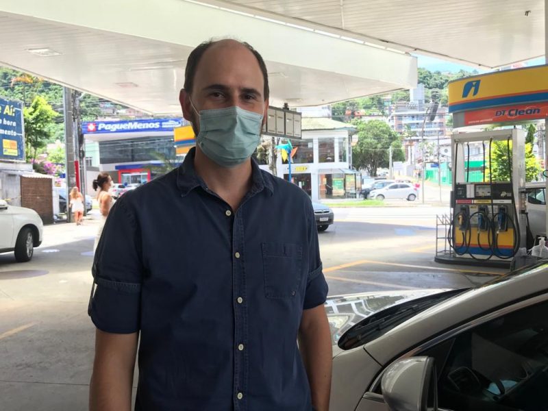 Carlos Augusto Pagani Fonseca conta que desde que se mudou para perto do local de trabalho, o carro tem sido cada vez menos utilizado – Foto: Bruna Stroisch/ND