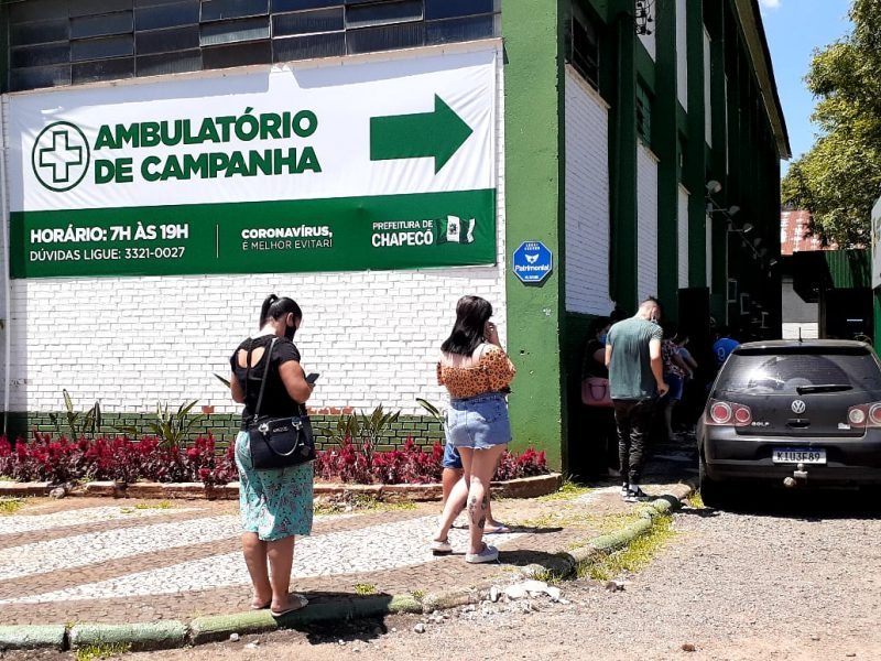 Filas ultrapassam a porta de entrada do ambulatório do ginásio Ivo Silveira. – Foto: Caroline Figueiredo/ND
