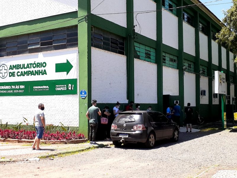 Pessoas na fila esperando para atendimento no ambulatório da Covid-19 no ginásio Ivo Silveira, em Chapecó