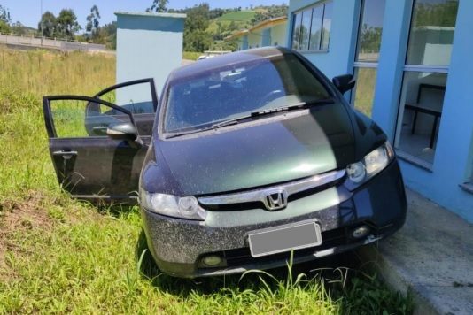 Pol&iacute;cia encontra carro usado em assalto &agrave; cooperativa de cr&eacute;dito no Alto Vale – Foto: Divulga&ccedil;&atilde;o / Pol&iacute;cia Militar