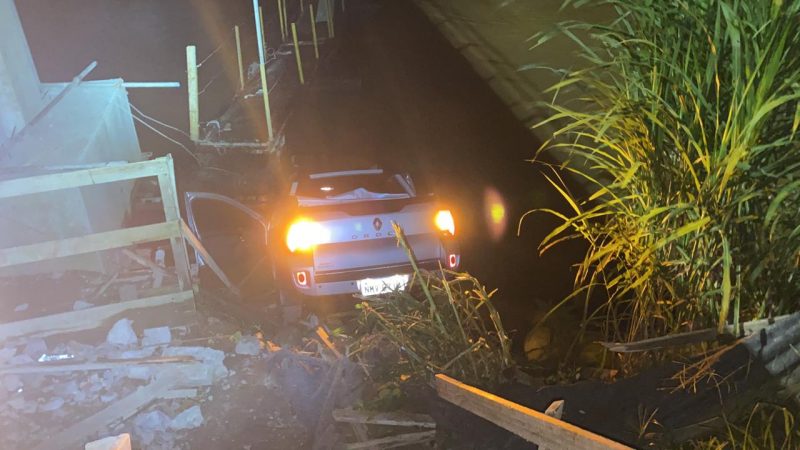 Carro caiu no rio ap&oacute;s persegui&ccedil;&atilde;o policial – Foto: PRF/Divulga&ccedil;&atilde;o