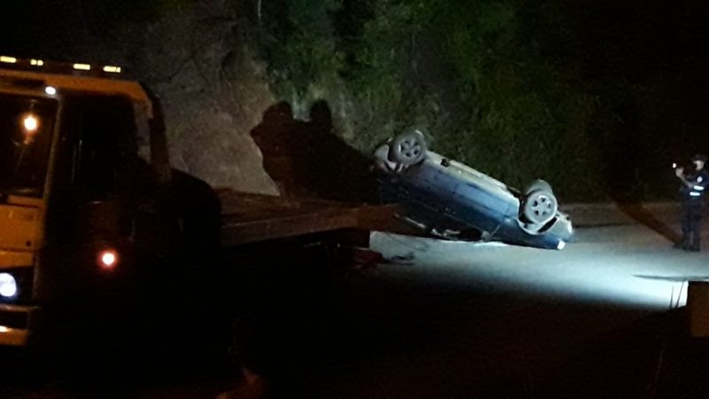 O motorista bateu na cal&ccedil;ada e acabou capotando o carro – Foto: Wellington Civiero/Mesorregional