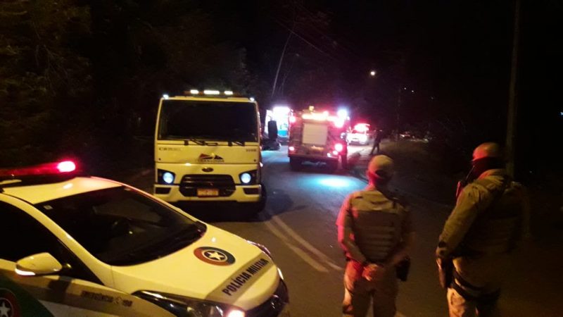 Homem foge da pol&iacute;cia e se envolve em acidente em Blumenau – Foto: Wellington Civiero/Mesorregional