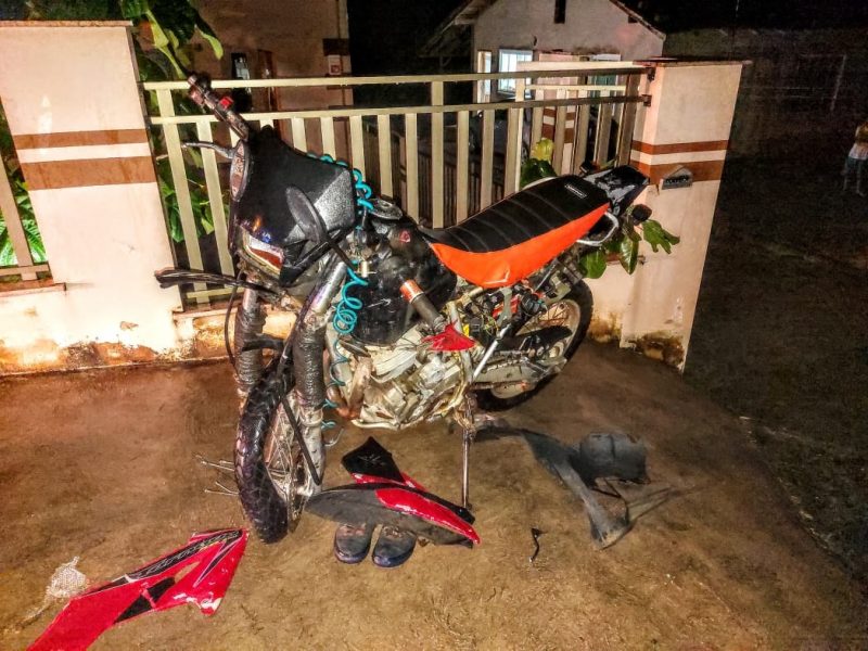 Acidente aconteceu na noite de sexta-feira (26), no bairro Santo Antônio – Foto: Fabio Junkes/OCP News