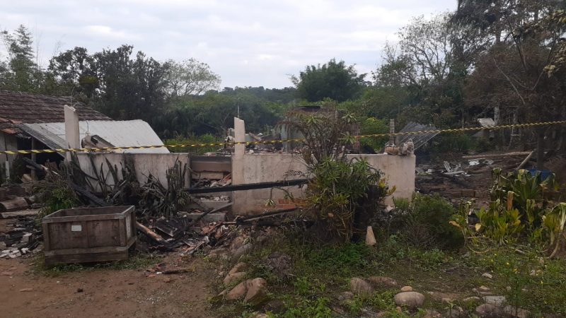Casa ficou completamente destru&iacute;da&nbsp; pelas chamas – Foto: Arquivo pessoal/Divulga&ccedil;&atilde;o ND