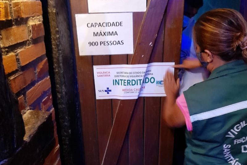 Casa noturna &eacute; interditada na Praia do Rosa por promover aglomera&ccedil;&atilde;o – Foto: Divulga&ccedil;&atilde;o/Vigil&acirc;ncia em Sa&uacute;de/ND