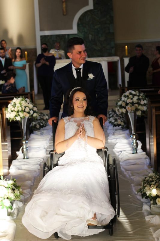 A jovem fez metade do caminho at&eacute; o altar de cadeira de rodas – Foto: K&aacute;tia Luz Fotografia