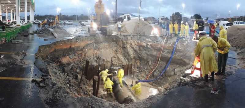 Homens trabalhando na manutenção da adutora que causou falta de água na Grande Florianópolis