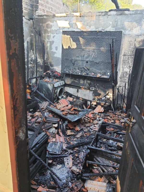 Havia duas crian&ccedil;as na casa, que n&atilde;o se feriram – Foto: CBMSC/Divulga&ccedil;&atilde;o/ND