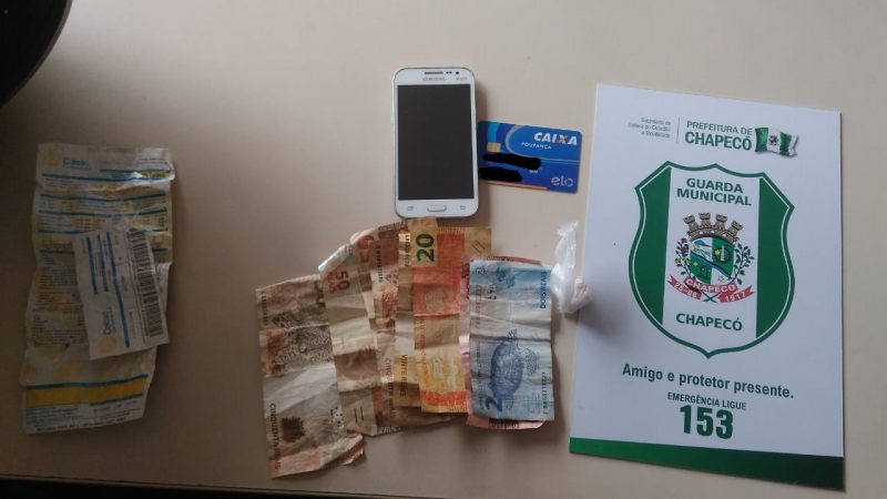 Mulher conseguiu recuperar seus pertences ap&oacute;s pedir ajuda da Guarda Municipal – Foto: Prefeitura de Chapec&oacute;/Divulga&ccedil;&atilde;o/ND