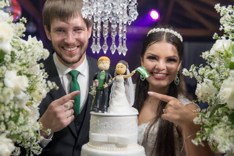 Casal Chapecoense: Daniel e Gabriela, noivos que se conheceram com as credenciais de torcedores Cond&aacute;s – Foto: Foto Chapec&oacute;/arquivo pessoal/divulga&ccedil;&atilde;o