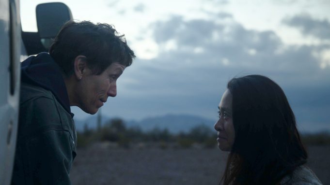 Chloé Zhao (à direita) é uma aposta como melhor diretora – Foto: Joshua James Richards