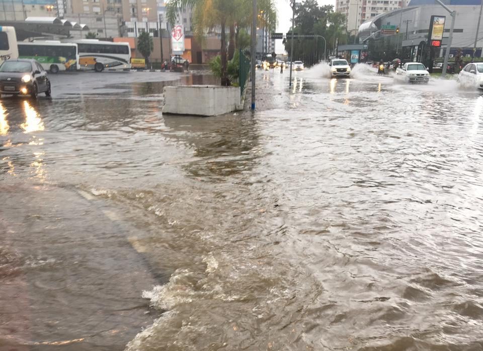 Temporal causa alagamentos, queda de energia e estragos em Criciúma 