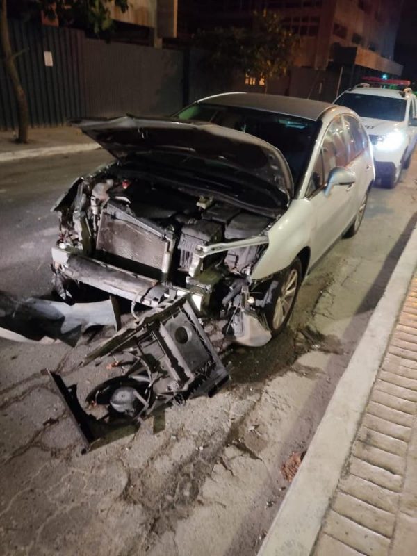 Carro com a frente destruída depois de motorista atropelar jovem e fugir sem prestar socorro