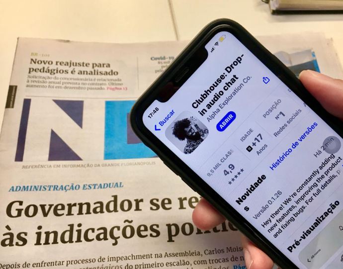 Celular mostra aplicativo Clubhouse no loja da Apple
