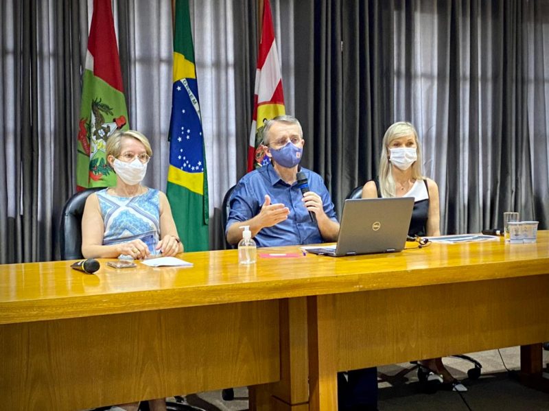 Prefeito M&aacute;rio Hildebrandt (ao centro), detalha retorno das aulas presenciais em Blumenau, acompanhado pela vice-prefeita Maria Regina Soar e pela secret&aacute;ria de Educa&ccedil;&atilde;o Patr&iacute;cia Lueders – Foto: Mois&eacute;s Stuker/NDTV