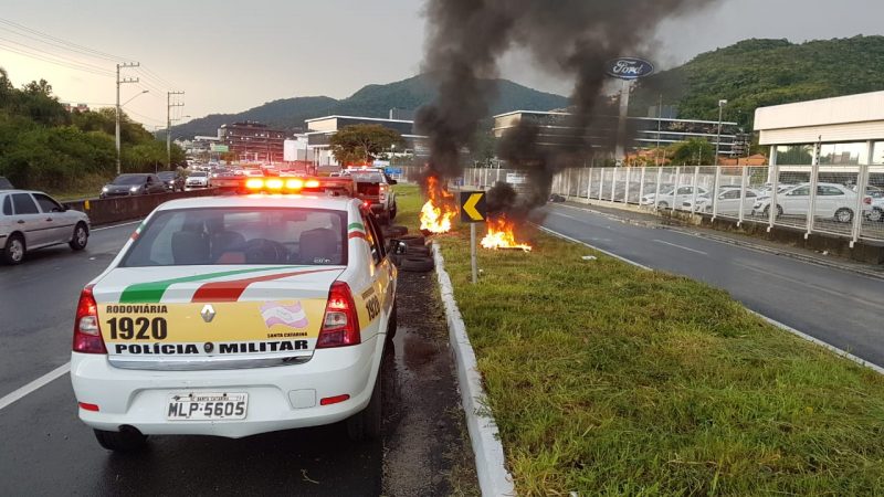 Criminosos armados tentaram obstruir a rodovia com pneus e fogo, mas recuaram quando a polícia chegou no local – Foto: Divulgação/ND