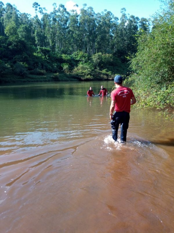 Vítima e outros quatro amigos tentavam atravessar o rio no momento do afogamento – Foto: Corpo de Bombeiros/ND