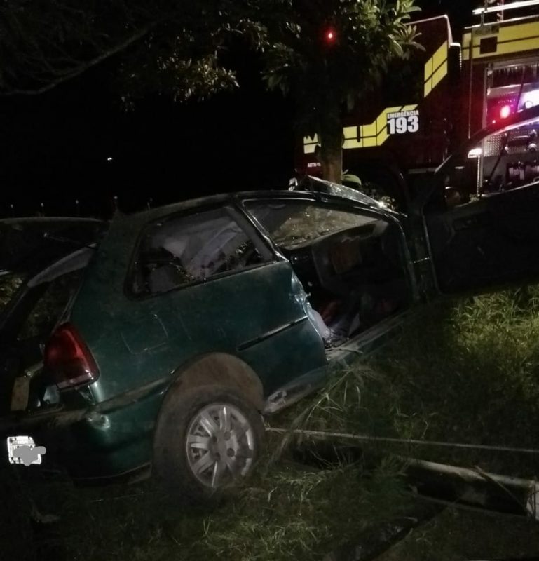 O motorista foi socorrido e encaminhado ao hospital. – Foto: Corpo de Bombeiros/Divulga&ccedil;&atilde;o/ND