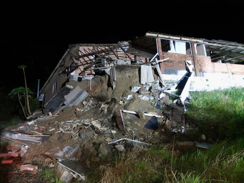 Parte da casa deslizou levando m&oacute;veis e outros objetos – Foto: BV/Divulga&ccedil;&atilde;o